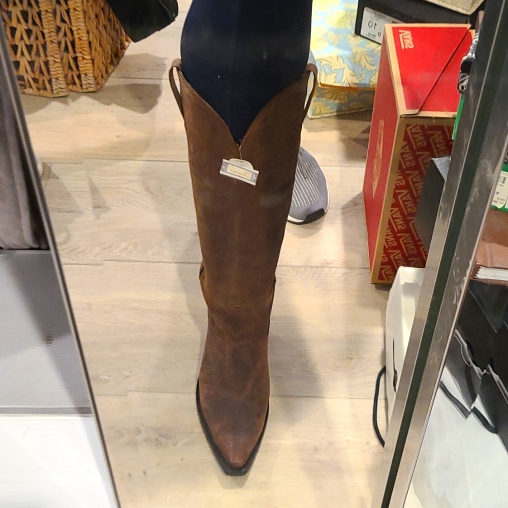 Boots 👢 9 brown worn look